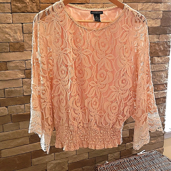 LACE BLOUCE - Picture 1 of 10